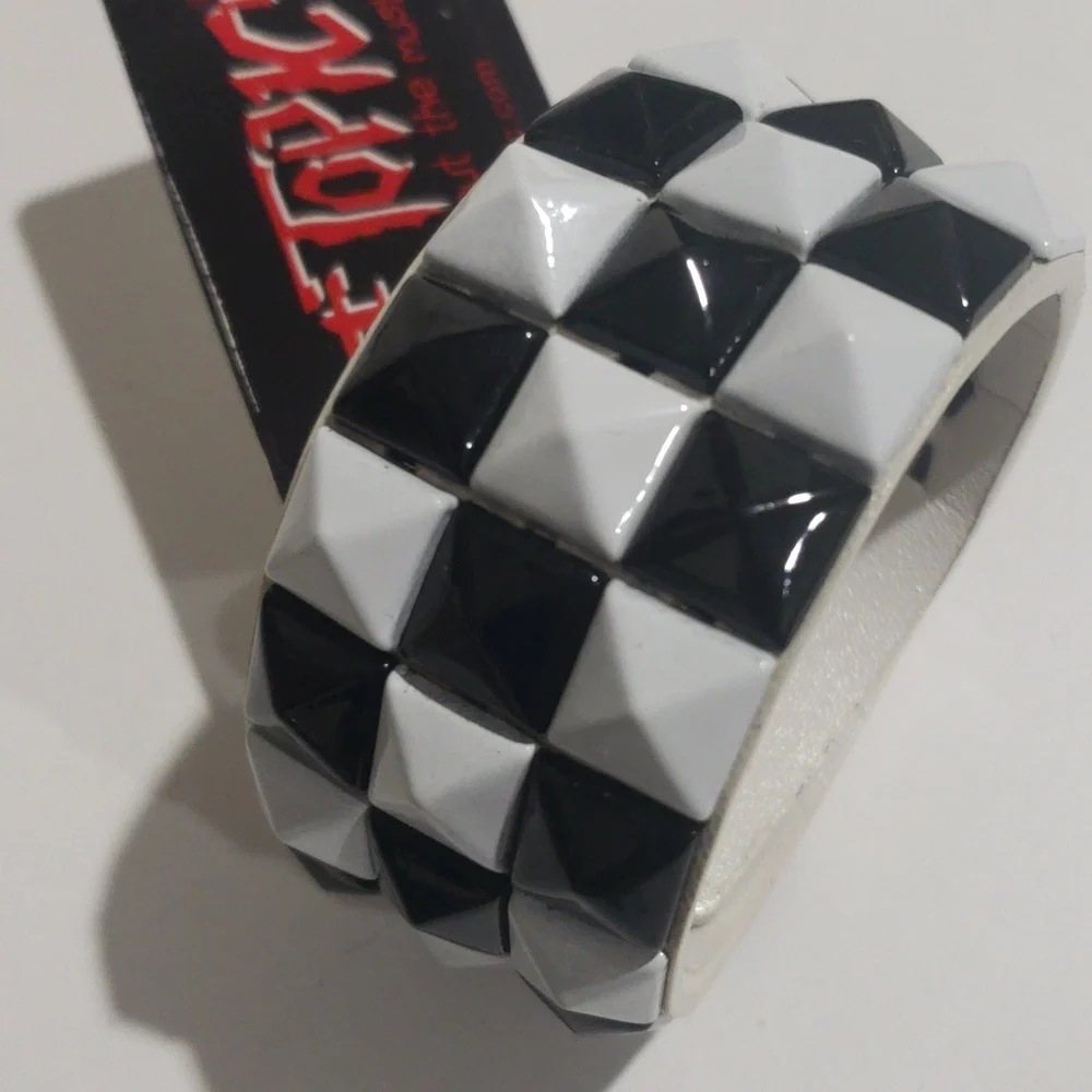 Chunky Snap Closure Bracelet Elegant Black & Write - Women's Fashion Jewelry